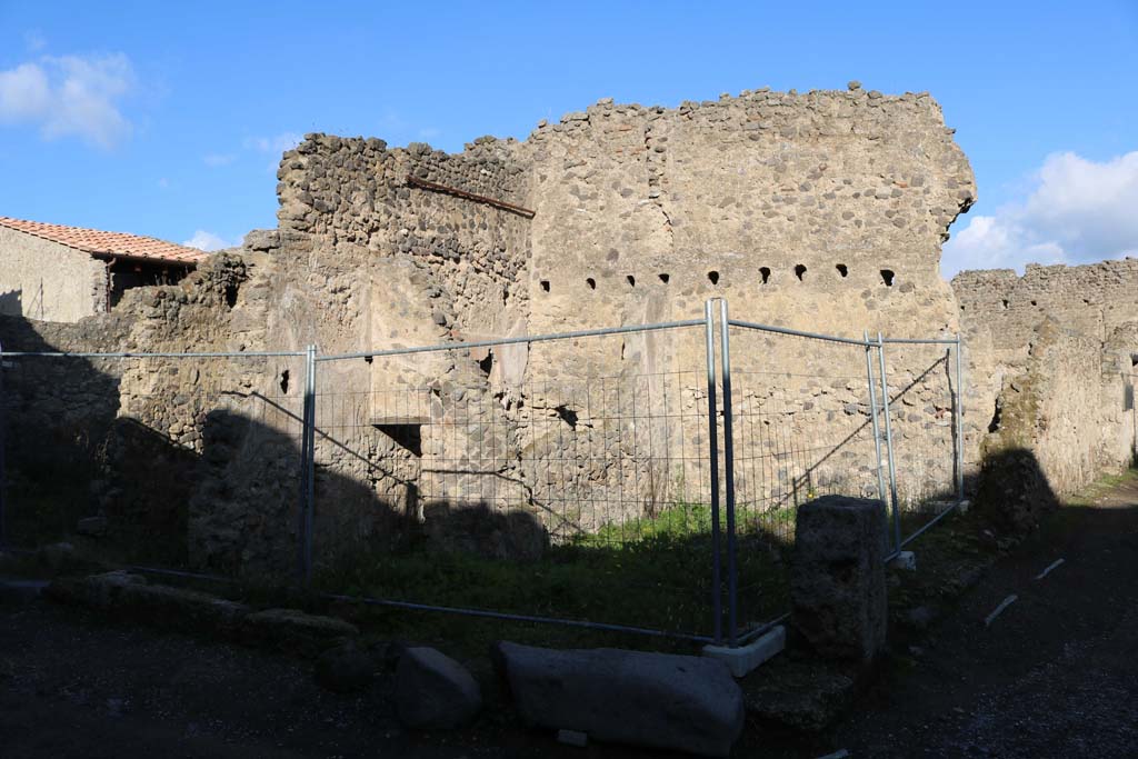 I.7.15 (side wall) Pompeii. September 2005. Via di Castricio, looking east.                I.19