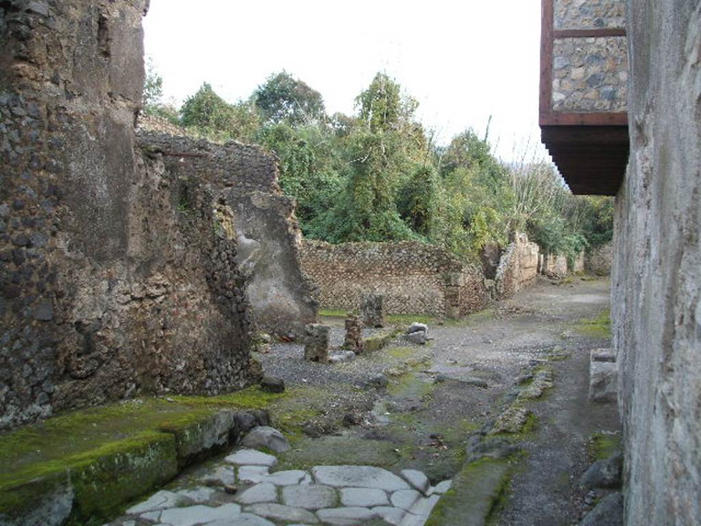 I.7.17/16/15, Pompeii. Looking south from road barrier at I.7.18