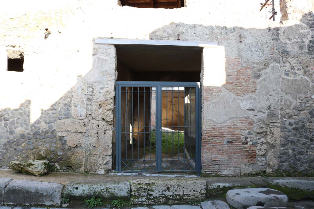I.7.18 Pompeii. December 2018. Looking east to entrance doorway on Vicolo di Paquius Proculus. Photo courtesy of Aude Durand.