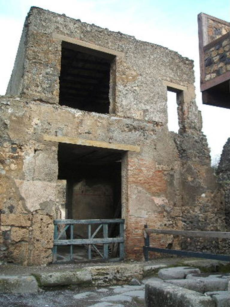 I.7.18 Pompeii. December 2004. Entrance doorway, looking east.
According to Della Corte, written to the side of entrance was –
N[irae]mius rog(at)     [CIL IV 7252]
According to Epigraphik-Datenbank Clauss/Slaby (See www.manfredclauss.de), this read as -
M(arcum)  C(errinium)  V(atiam)  aed(ilem)  o(ro)  v(os)  f(aciatis)  N[3]ius  ro[g(at)]      [CIL IV 7252]
