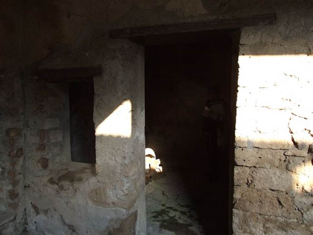 I.7.19 Pompeii. December 2006.  Looking east to doorway to cubiculum in north-east corner of the pseudoperistyle.
