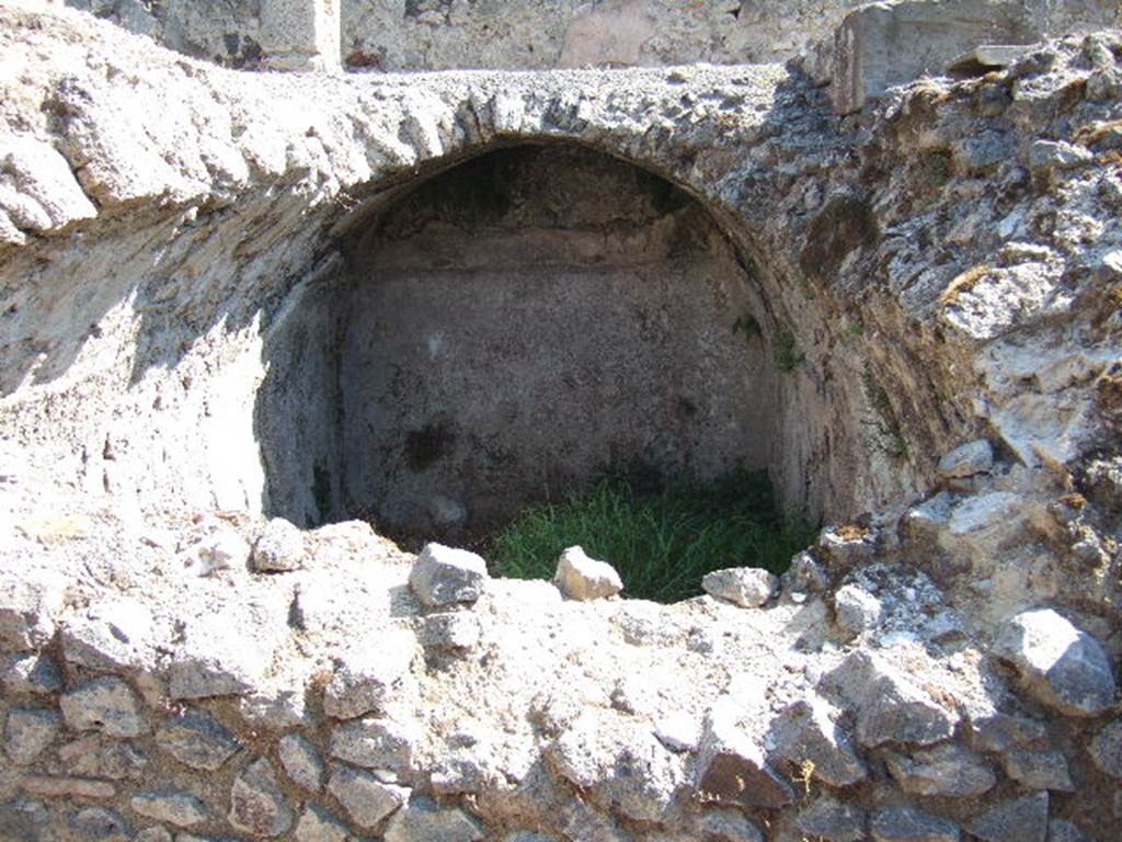 I.8.2 Pompeii. September 2005. Looking east into cistern at lower level, with peristyle above. 

