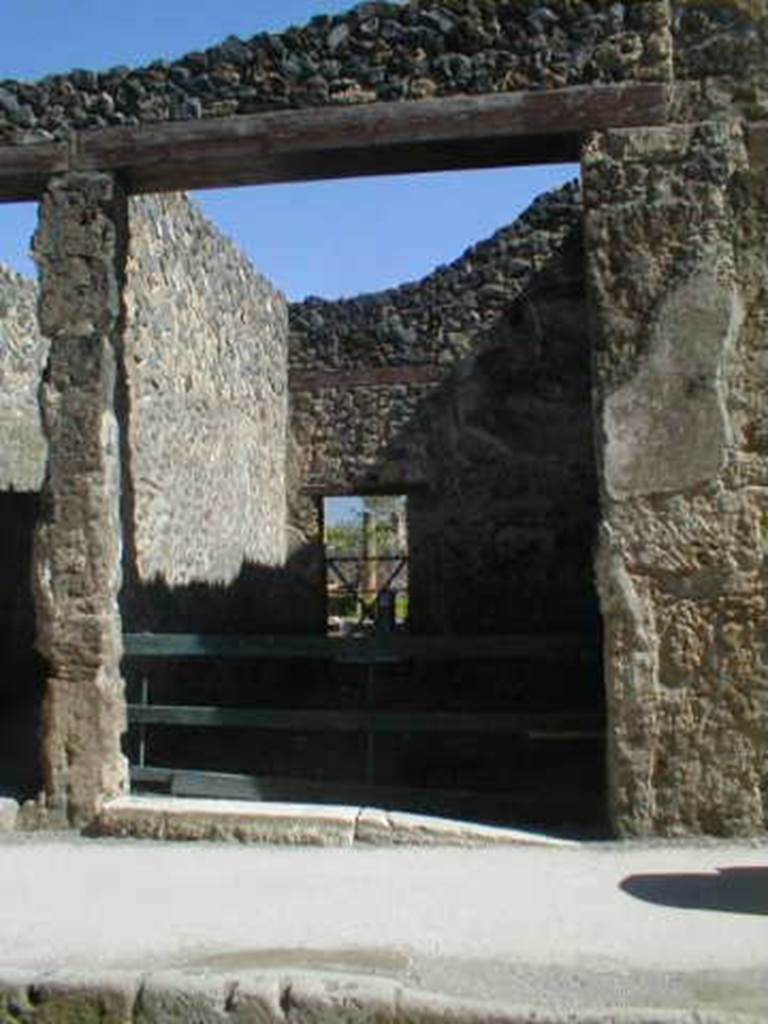 I.8.4 Pompeii. May 2005. Entrance doorway on Via dell’ Abbondanza.