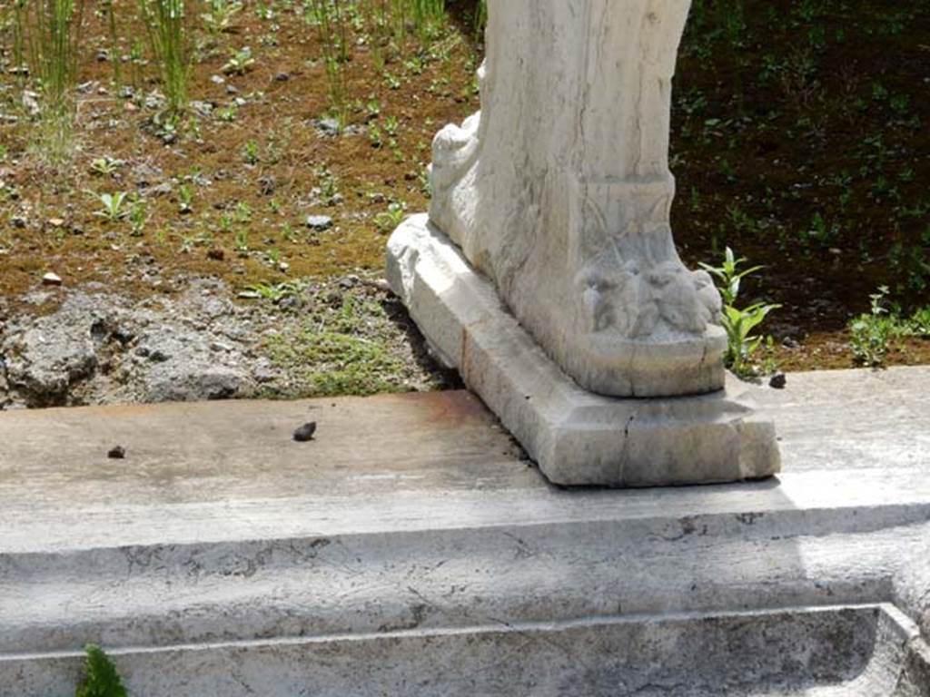 I.8.5 Pompeii. May 2015. Detail of west table leg. Photo courtesy of Buzz Ferebee. 