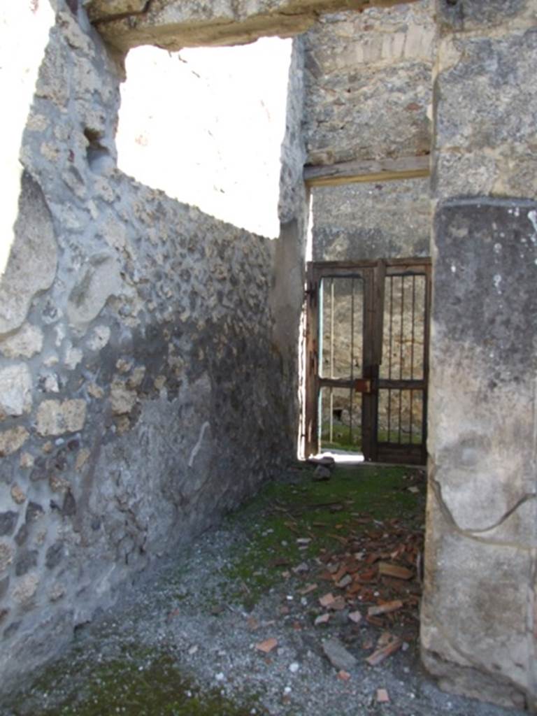 I.8.9 Pompeii.  March 2009.  Entrance fauces, looking east to Vicolo. 