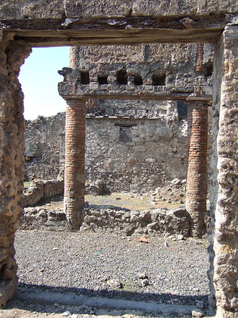I.8.10 Pompeii. September 2005.  Looking north across peristyle area, entered directly from the street, without an atrium.