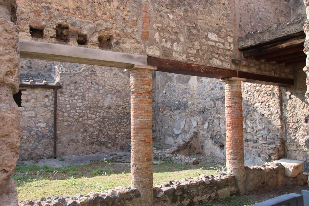 I.8.10 Pompeii. September 2005. East wall of rear room. 