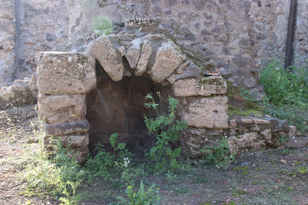 I.8.12 Pompeii. October 2022. Detail of steps to upper floor with recess below. Photo courtesy of Klaus Heese. 

