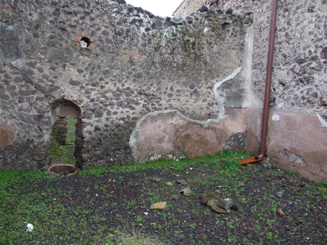 I.8.14 Pompeii.  December 2007.  Room 6.  Garden area looking north towards room 7.

