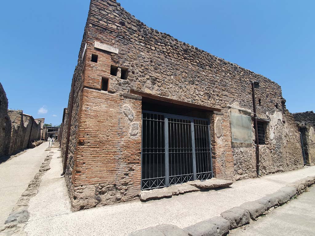I.8.15 Pompeii. October 2020. 
South-west corner of insula, above doorway on Via di Castricio, on right. Vicolo dell’Efebo is seen on the left. Photo courtesy of Klaus Heese.
