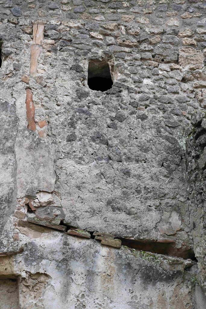 I.8.16 Pompeii. December 2018. South wall with route of downpipe. Photo courtesy of Aude Durand.