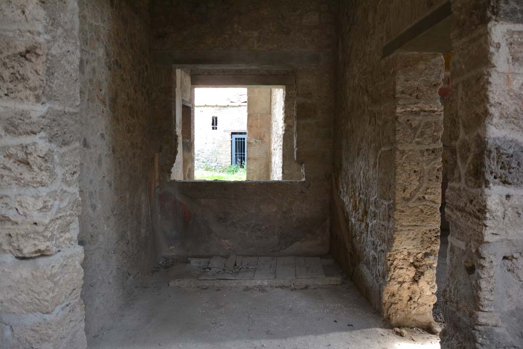 I.8.17 Pompeii. March 2019. Room 10, looking east from atrium 3, with doorway to tablinum 9, on right.
Foto Annette Haug, ERC Grant 681269 DCOR.

