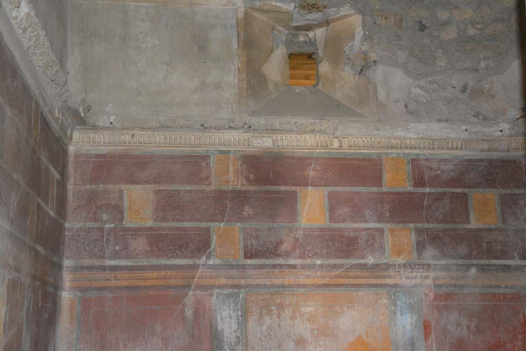 I.8.17 Pompeii. March 2019. Room 12, upper north wall in north-west corner.
Foto Annette Haug, ERC Grant 681269 DCOR.

