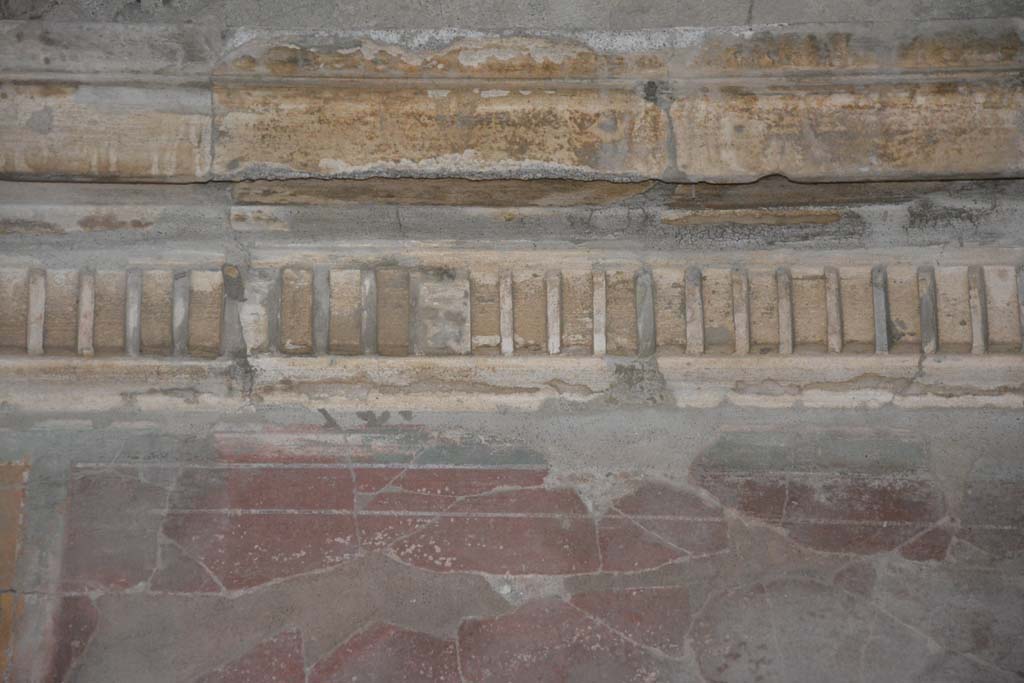 I.8.17 Pompeii. March 2019. Room 12, detail from cornice and upper east wall.
Foto Annette Haug, ERC Grant 681269 DCOR.
