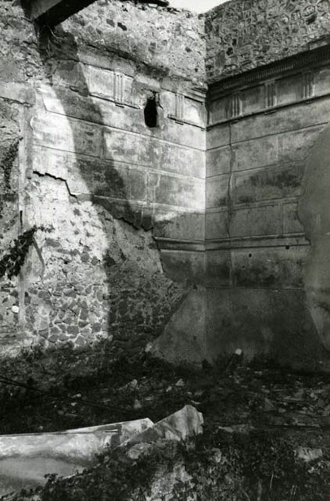 I.8.18 Pompeii. 1975. Domus of Balbus, atrium, SE corners. Photo courtesy of Anne Laidlaw.
American Academy in Rome, Photographic Archive. Laidlaw collection _P_75_3_1.
