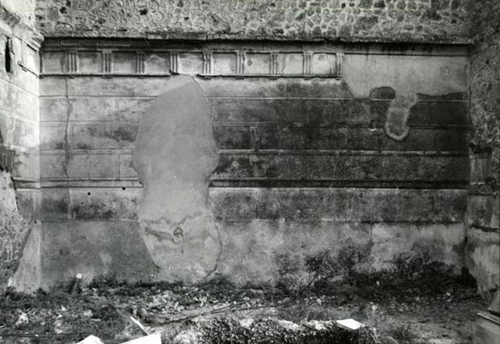I.8.18 Pompeii. 1975. Domus of Balbus, atrium, right S wall, overall.  Photo courtesy of Anne Laidlaw.
American Academy in Rome, Photographic Archive. Laidlaw collection _P_75_3_4. 

