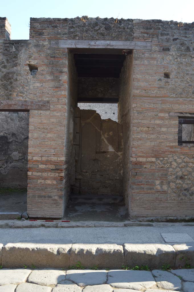 I.9.1. Pompeii. Fountain and entrance outside I.9.1 on Via dell’Abbondanza.
September 2005.


