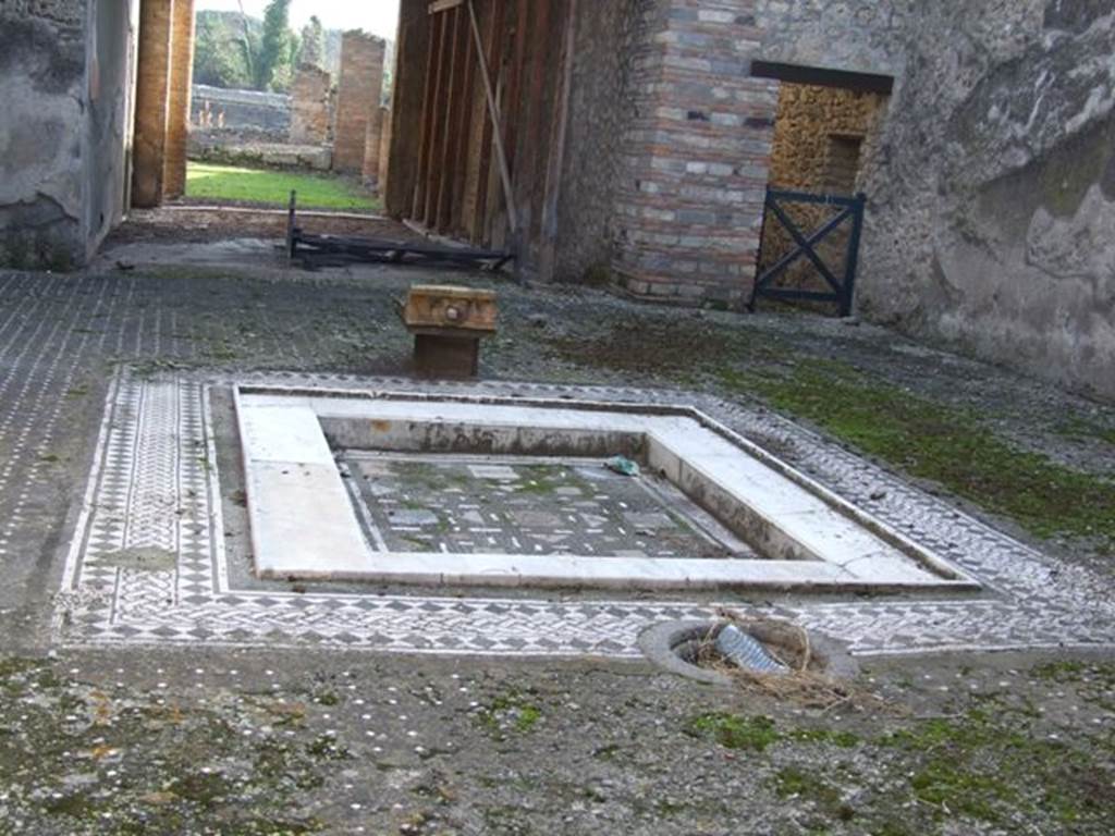 I.9.1 Pompeii. March 2009. Room 2, window in north wall looking out onto Via dell’Abbondanza.