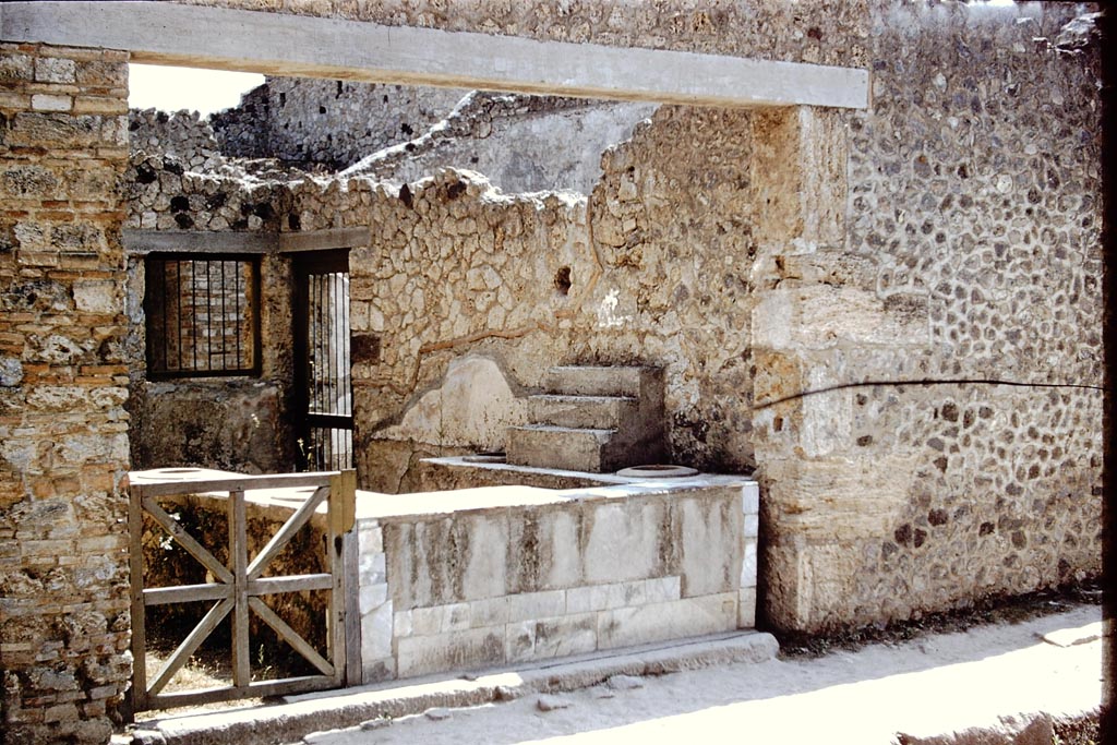 I.9.4 Pompeii. 1959. Entrance doorway and front of counter. Photo by Stanley A. Jashemski.
Source: The Wilhelmina and Stanley A. Jashemski archive in the University of Maryland Library, Special Collections (See collection page) and made available under the Creative Commons Attribution-Non-Commercial License v.4. See Licence and use details.
J59f0482
