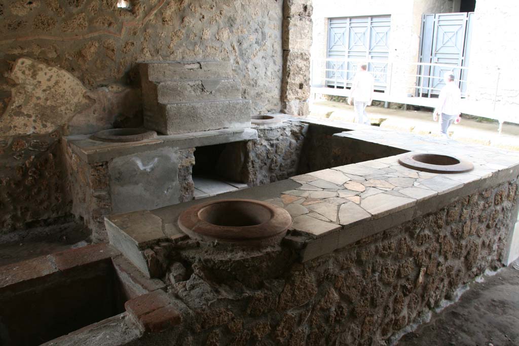 I.9.4 Pompeii. April 2013. Looking north-west across counter. Photo courtesy of Klaus Heese.