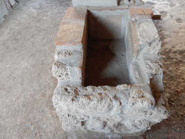 I.9.4 Pompeii. May 2015. Detail of recess under counter and display shelving against west wall. Photo courtesy of Buzz Ferebee.
