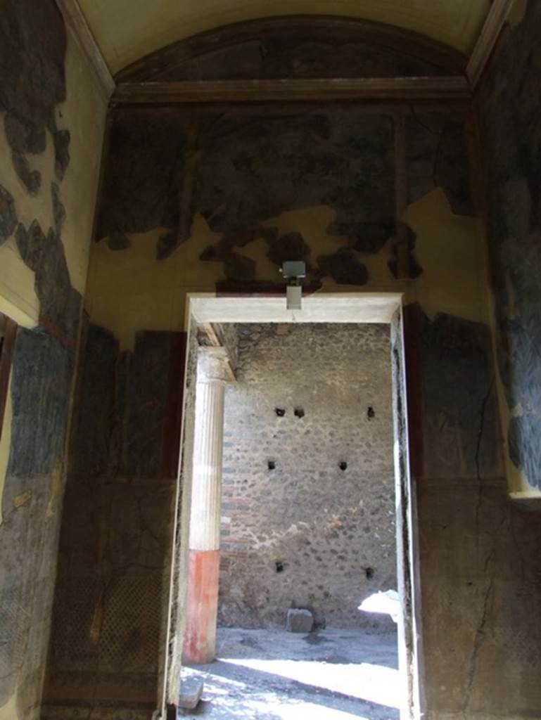 I.9.5 Pompeii. April 2022. 
Room 11, garden painting from upper west wall of cubiculum above doorway. Photo courtesy of Johannes Eber.
