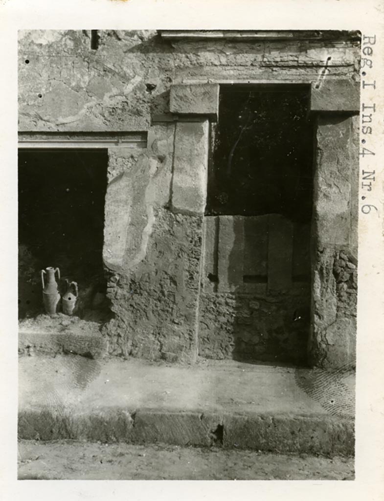I.9.5 Pompeii. May 2006. Entrance doorway.