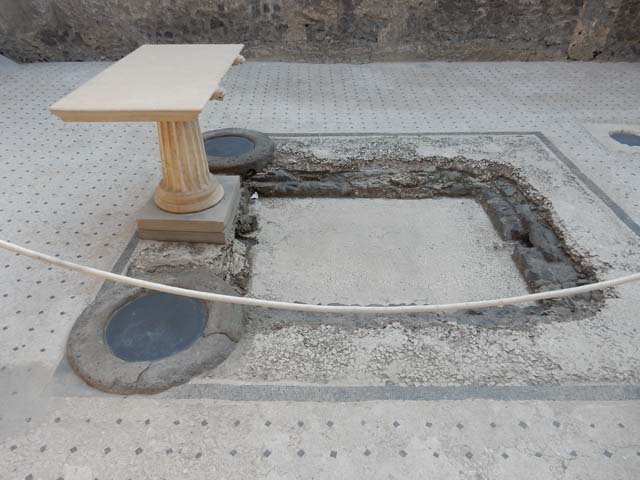I.9.5 Pompeii. December 2018. Room 3, travertine table near impluvium. Photo courtesy of Aude Durand.