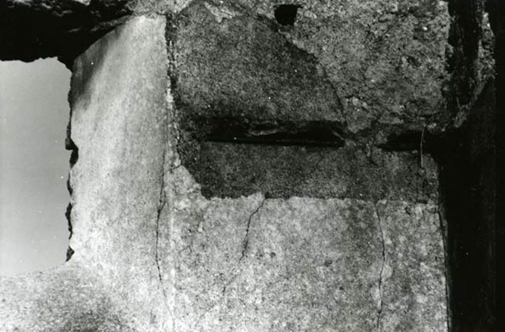 I.9.6 Pompeii. 1975. Taberna, left E wall, detail showing finish of cyma reversa by window.  Photo courtesy of Anne Laidlaw.
American Academy in Rome, Photographic Archive. Laidlaw collection _P_75_5_20.
