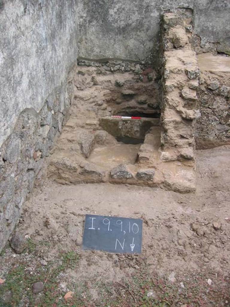 I.9.10 Pompeii. July 2006. Latrine in south-east corner of kitchen. Photo courtesy of Barry Hobson.