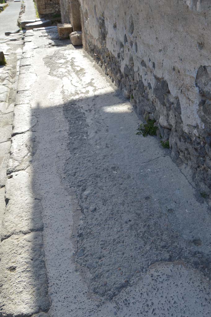 I.9.13 Pompeii. March 2019. Looking west along lower front wall and pavement.
Foto Taylor Lauritsen, ERC Grant 681269 DCOR.

