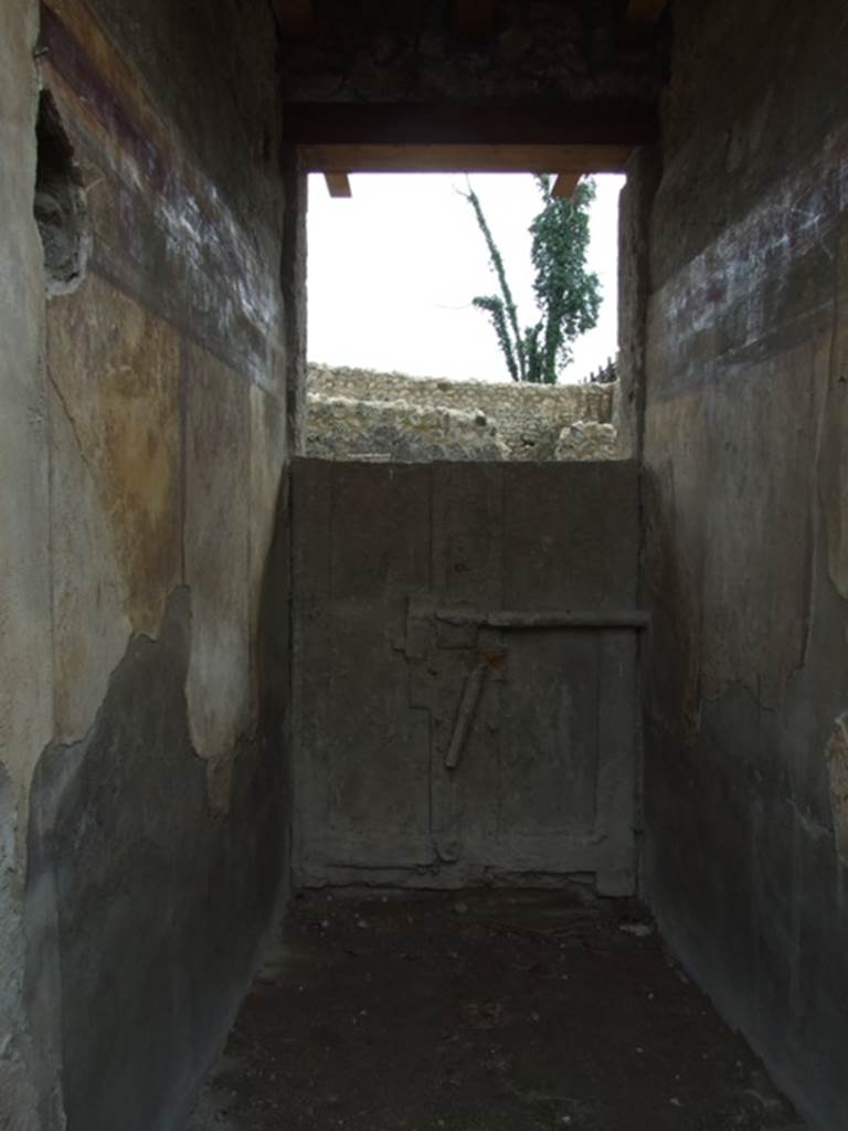 I.9.14 Pompeii. March 2009.  Room 14. East wall of fauces, and plaster cast of inside of front door to I.9.13
