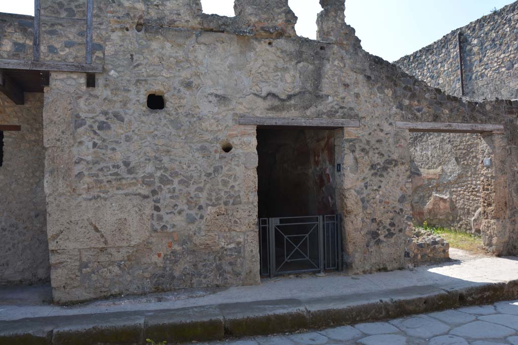 I.10.1 (centre) and I.10.2 Pompeii. April 2017. Looking towards entrance doorway.
Photo courtesy Adrian Hielscher.
