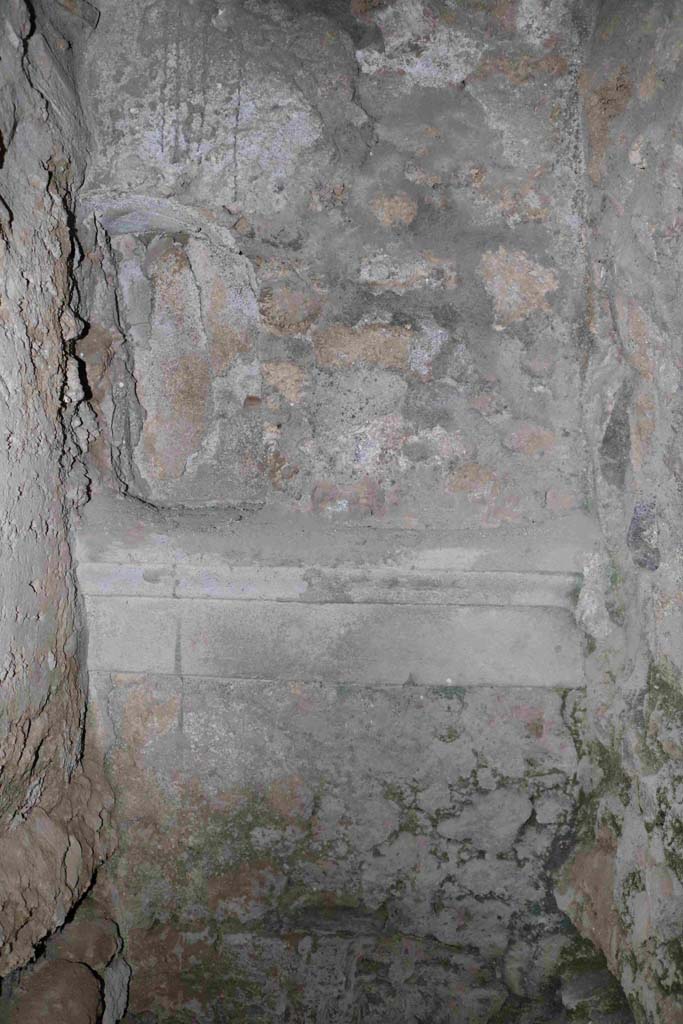 I.10.1 Pompeii. December 2018. 
South wall, with niche above latrine. Photo courtesy of Aude Durand.
