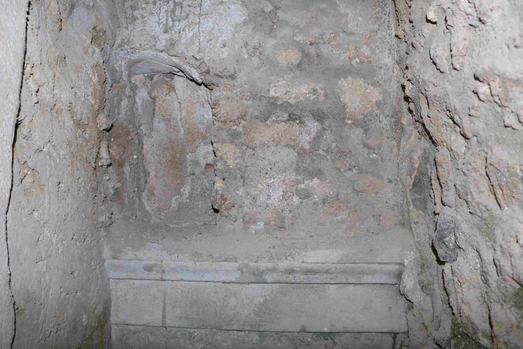 I.10.1 Pompeii. December 2018. Niche above latrine against south wall. Photo courtesy of Aude Durand.