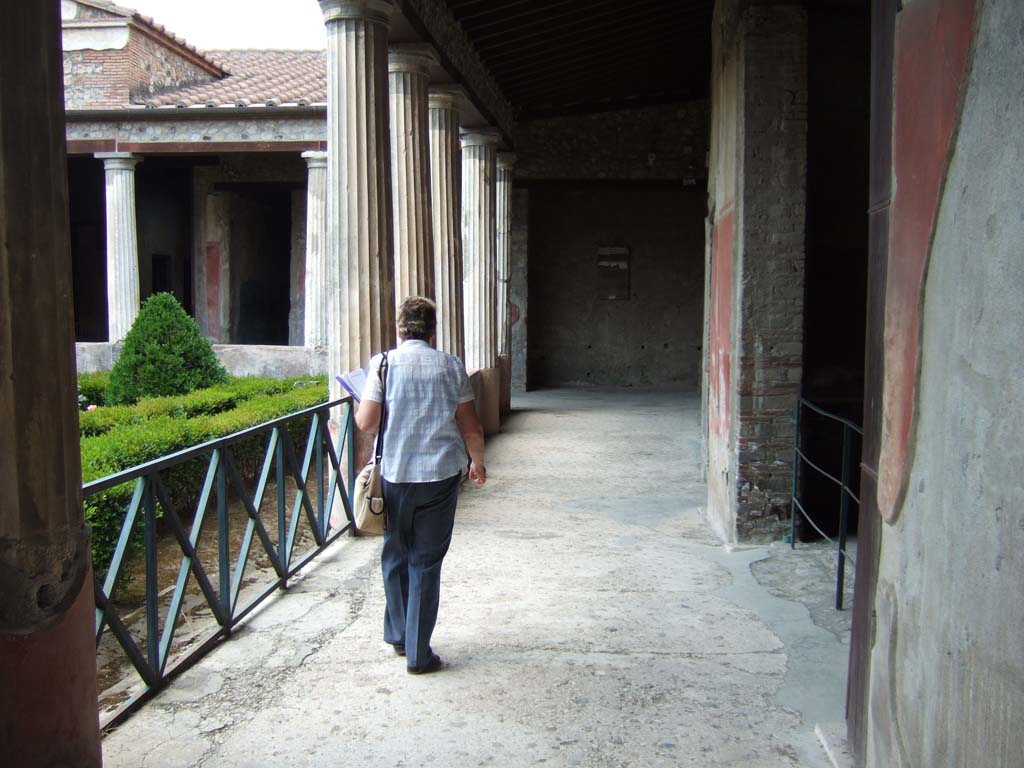 I.10.4 Pompeii. May 2006. East portico, looking north.
