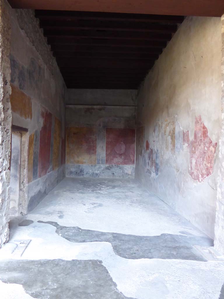 I.10.4 Pompeii. October 2017. 
East portico, detail from east wall in north-east corner, near area 13.
Foto Annette Haug, ERC Grant 681269 DCOR.
