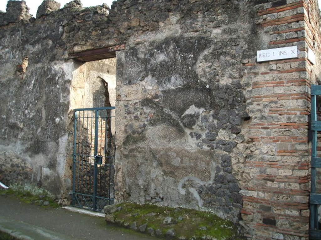 I.10.8 Pompeii. December 2004. Entrance doorway, with remains of benches on either side.  
