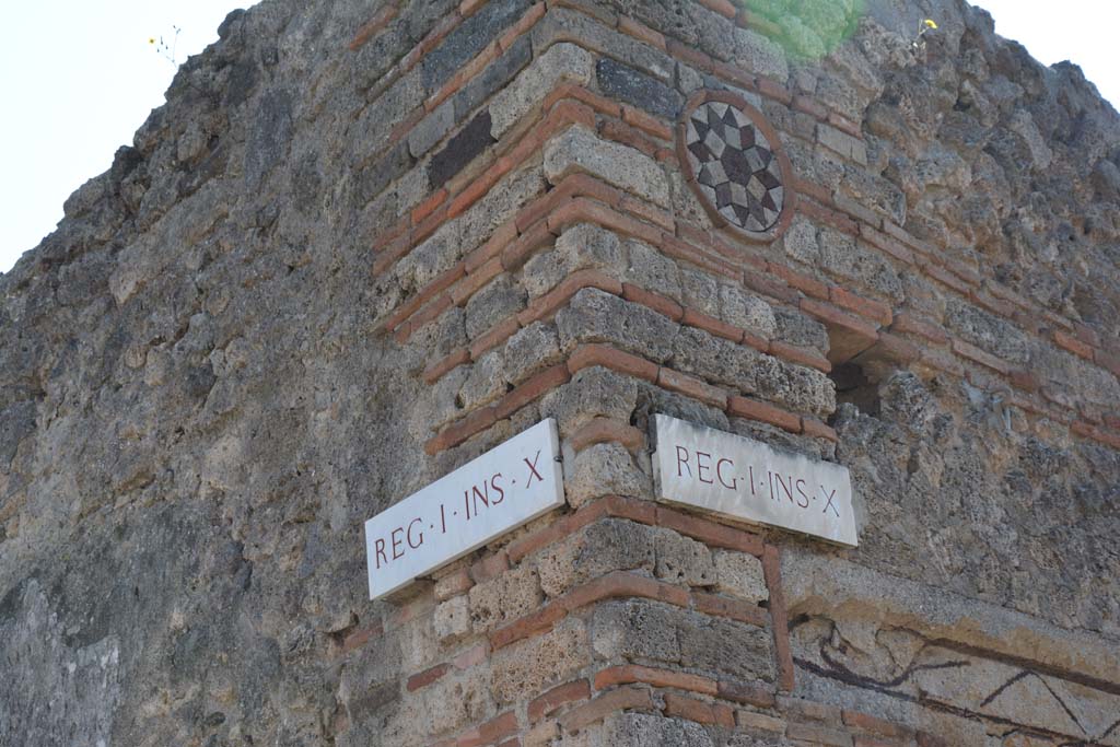 I.10.9 Pompeii. December 2018. Coloured terracotta decorated circular plaque above entrance. Photo courtesy of Aude Durand. 