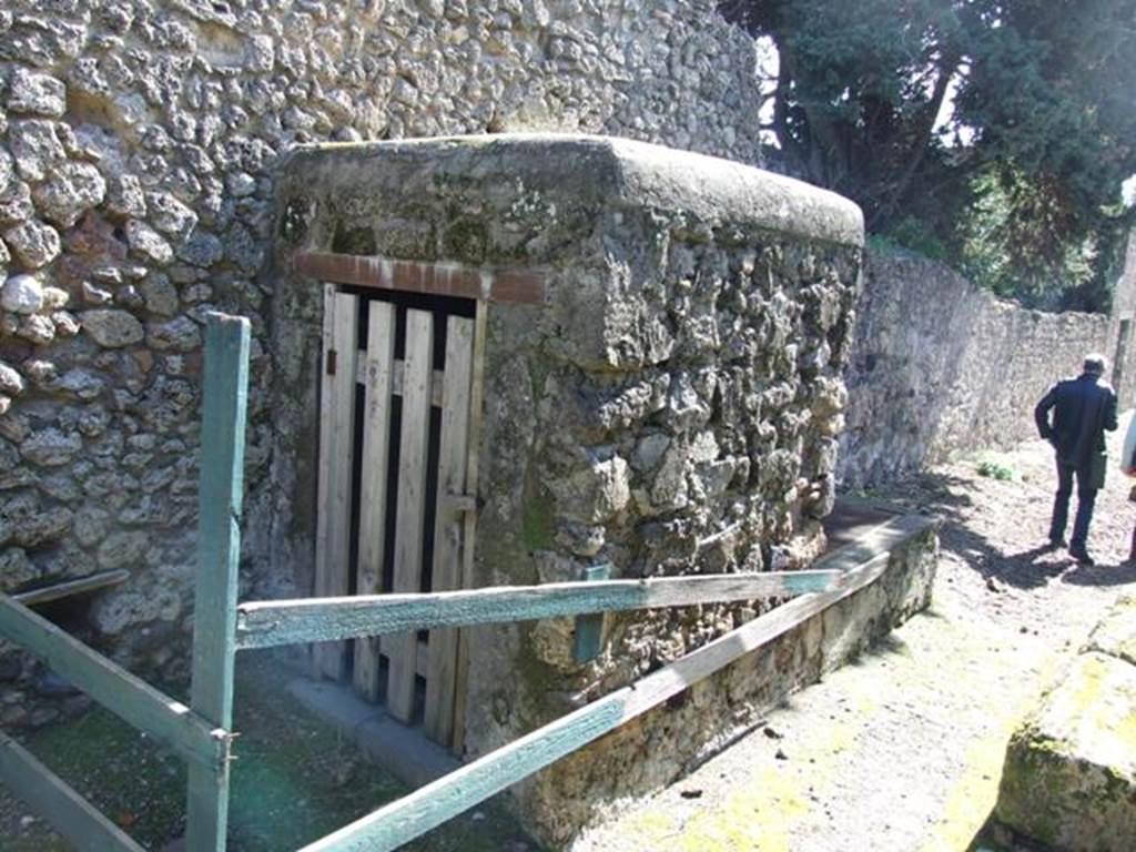 I.10.9 Pompeii.  March 2009.  Structure on west wall of insula to the south of I.10.9.  The grating of the Sarno Canal of Domenico Fontana is south of the structure.