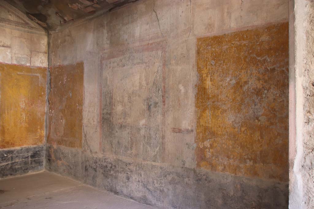 I.10.11 Pompeii. September 2021. Room 8, looking towards north wall of triclinium. Photo courtesy of Klaus Heese.
