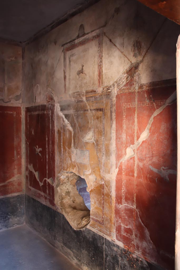 I.10.11 Pompeii. October 2022. 
Room 12, south wall of cubiculum. Photo courtesy of Klaus Heese. 
