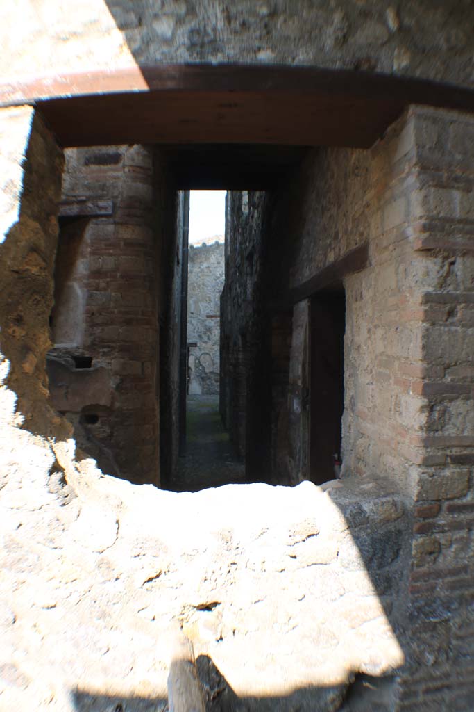 I.10.14/4 Pompeii. March 2014. Corridor leading north to I.10.15 from stable. 
Foto Annette Haug, ERC Grant 681269 DCOR.

