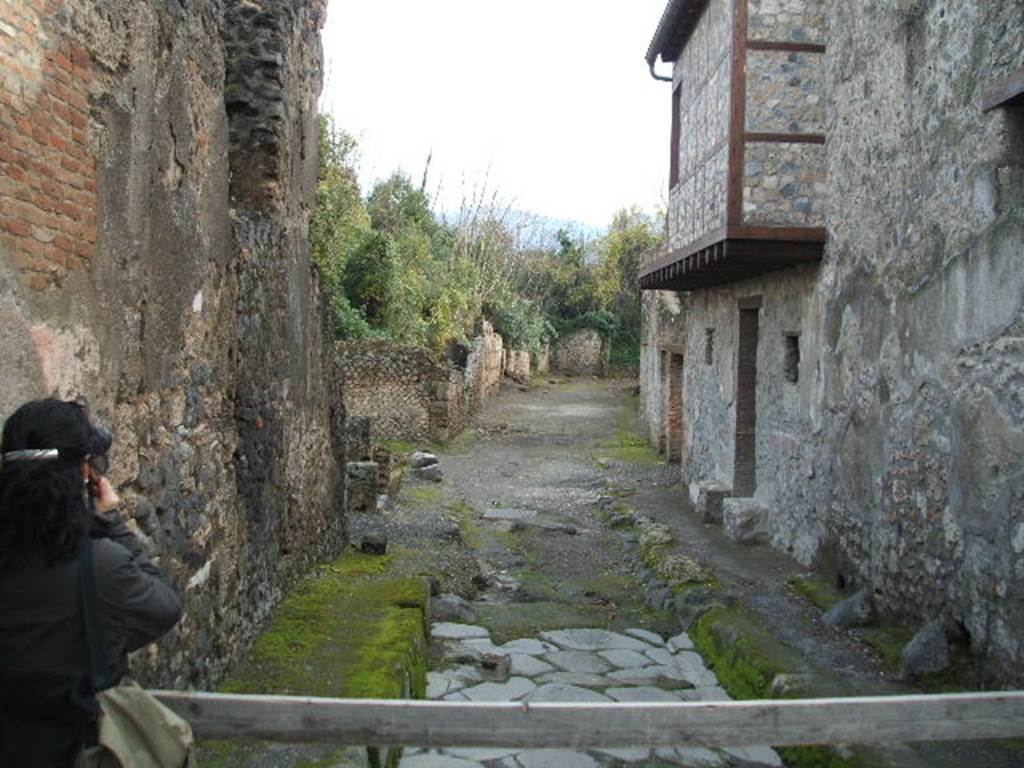 I.7 Pompeii.  December 2004.  Vicolo di Paquius Proculus looking south.  I.10.18.