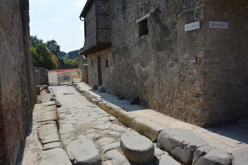 I.10.18 Pompeii, on right. April 2017. Looking south on Vicolo di Paquius Proculus. Photo courtesy Adrian Hielscher.
