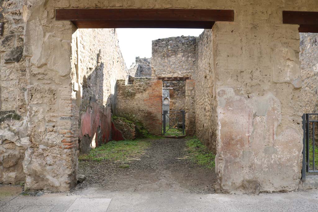 I.11.3 Pompeii. December 2018. 
Looking towards entrance doorway on south side of Via dell’Abbondanza. Photo courtesy of Aude Durand.
