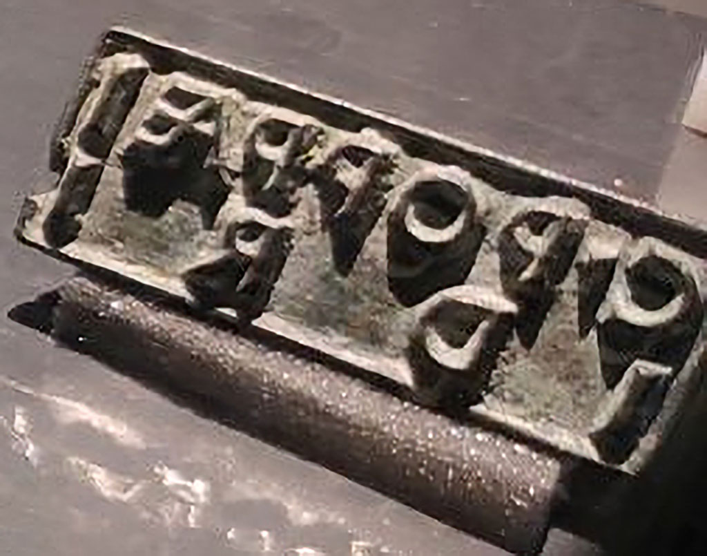 I.11.6 Pompeii. Bronze seal of Q. Poppaei Idri, a freedman. SAP 10788.
Found in a bronze arca (chest) in the south-east corner of the atrium.
According to Mileti, the two seals found in the chest bear the inscribed names of the two freedmen Cissus Pithis Communis and C. Poppaeus Idrus, which shows that the house was no longer the property of an indistinct Maximus as Della Corte had classified it.
See Mileti, M. C., 2000. La casa I, 11, 6-7 a Pompeii: Rivista di Studi Pompeiani XI, p. 110.
