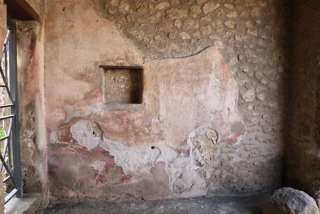I.11.7 Pompeii. December 2018. 
West wall of the shop with niche, and doorway to I.11.6 in south wall, on left. Photo courtesy of Aude Durand.
