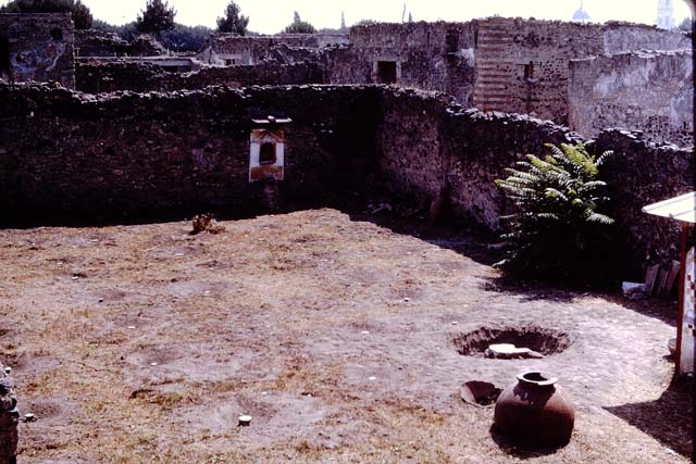 I.11.10 Pompeii. December 2006. Aedicula lararium