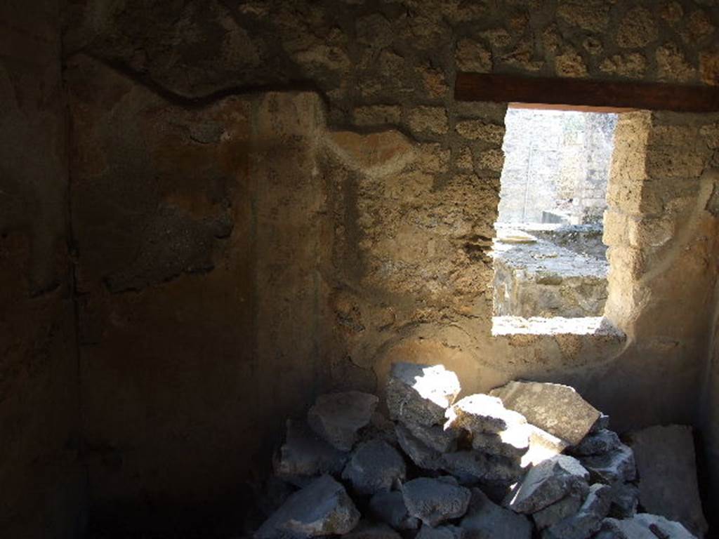 I.11.11 Pompeii. December 2006. South wall of room, with window onto thermopolium.